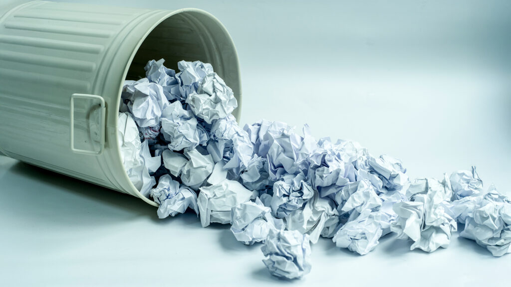 Corte de bobinas de papel autoadhesivo