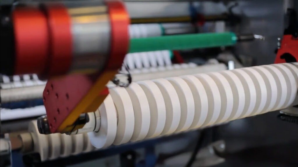 Corte y rebobinado de materiales autoadhesivos